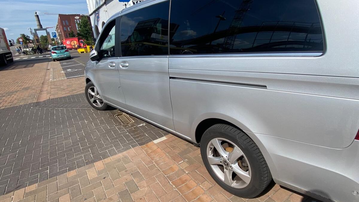 Grijze taxi busje in Mechelen aan station